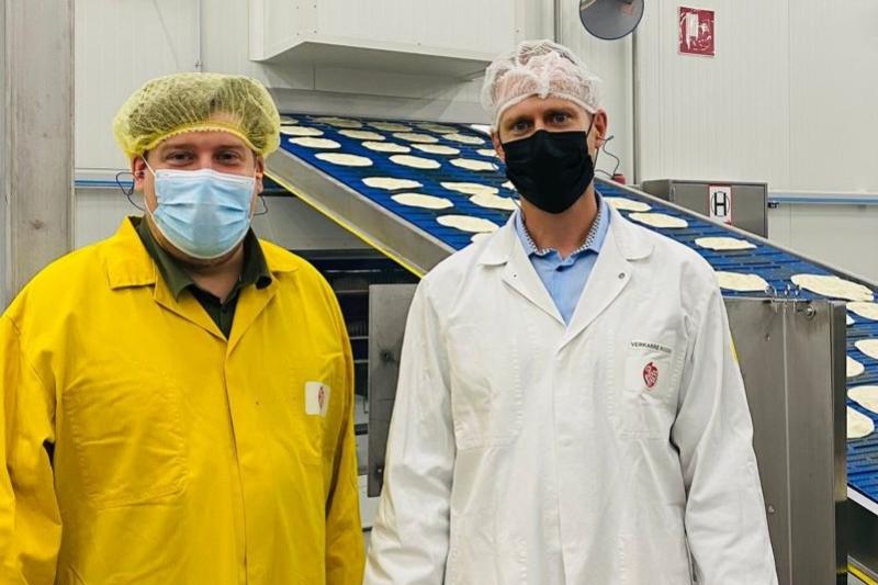Jeremie Vaneeckhout (Groen) proeft van texmex bij Poco Loco