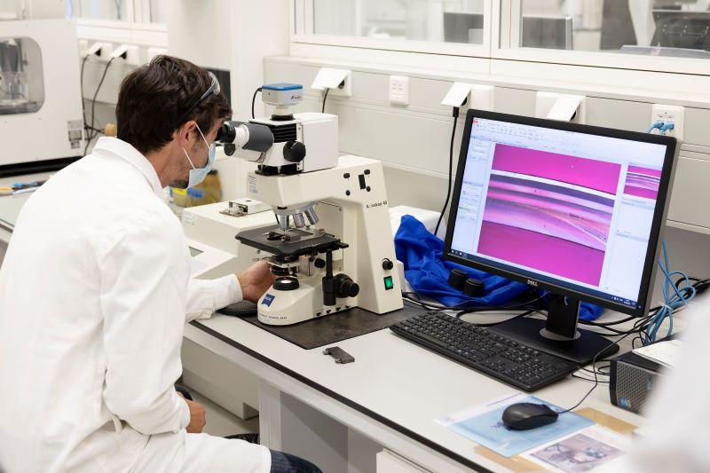 Willem-Frederik Schiltz (Open VLD) duikt het laboratorium in bij ExxonMobil