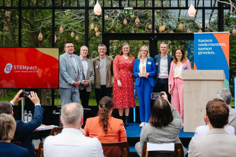 Twee Vlaamse scholen ontvangen eerste STEMpact Awards