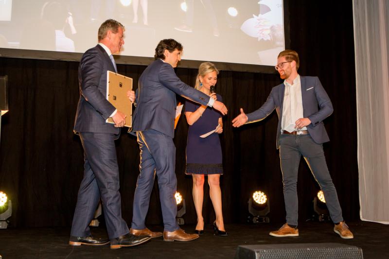 Sander De Roeck neemt award in ontvangst