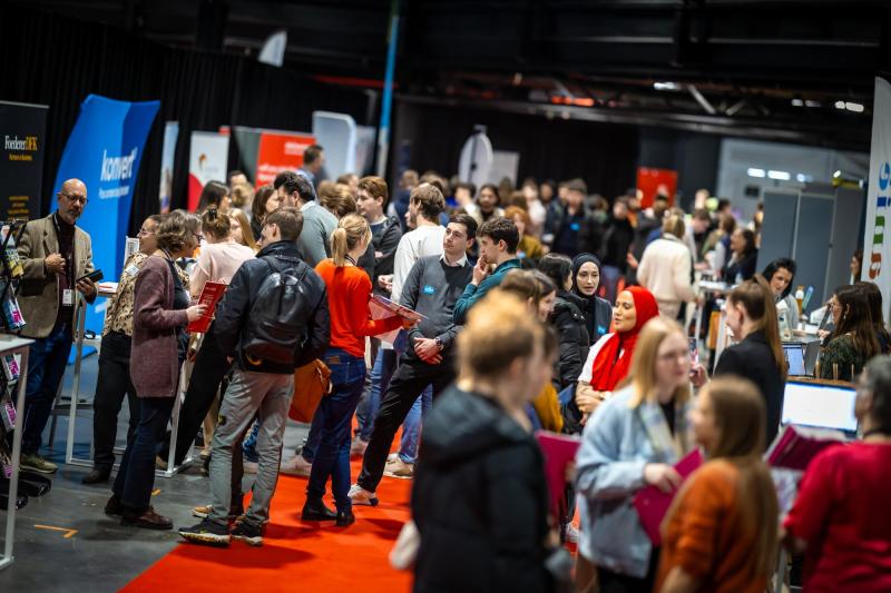 500 meter rode loper voor 215 bedrijven & 2.450 studenten op Jobevent