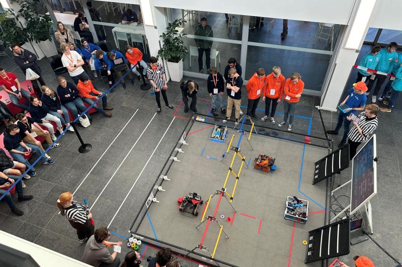 Europese STEM-jongeren bouwen en programmeren geavanceerde robots in Limburg 