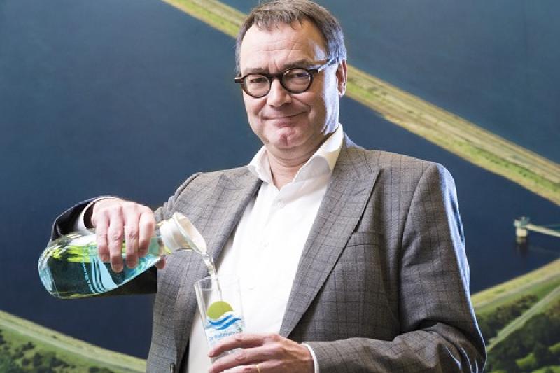 Hans Goossens die een glaasje met water vult