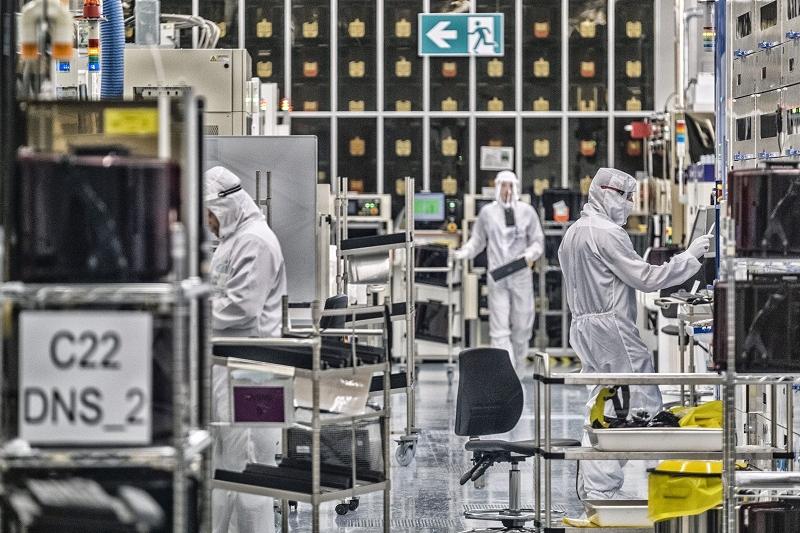 mensen aan het werk in lab imec