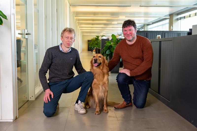 Energieproducent Elicio draagt zorg voor zijn werknemers Harold Masselis en Joeri Vanbelle met hond Guust.