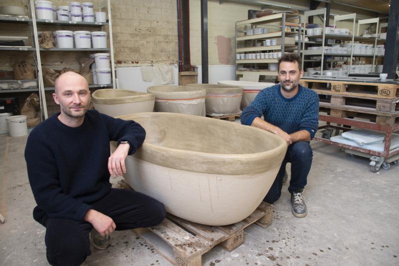 Studio LoHo maakt baden en tafels in terracotta en kalkbeton Jo Hoeven en Karel Loontiens