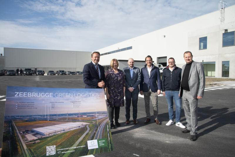 Complex Zeebrugge Green Logistics verwelkomt eerste huurders Tom Hautekiet (Port of Antwerp-Bruges), Carla Debart (Cewez), Pepijn De Vreese (Port of Antwerp-Bruges) en het Intervest-trio Joël Gorsele (chief investment officer), Kevin Raes (investment manager) en Gunther Gielen (CEO).