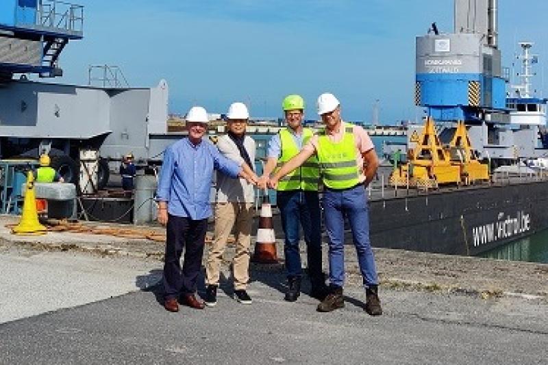 CSP Zeebrugge Terminal breekt records en breidt aanbod uit V.l.n.r.: deputy managing director Vincent De Saedeleer, managing director David Liu, algemeen directeur van PortConnect Olivier Crousel en technisch manager Peter Staelen