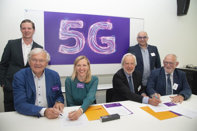 Howest en Proximus realiseren 5G-lab Jurgen De Klerck, Stefaan De Clerck, Anne-Sophie Lotgering , Lode De Geyter, Tom Decavele en Jan Durnez