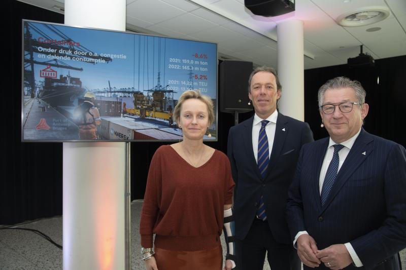 Trafiek in Zeebrugge op alle vlakken vooruit in 2022  Voorzitter Annick De Ridder, CEO Jacques Vandermeiren en ondervoorzitter Dirk De fauw, en van Port of Antwerp-Bruges