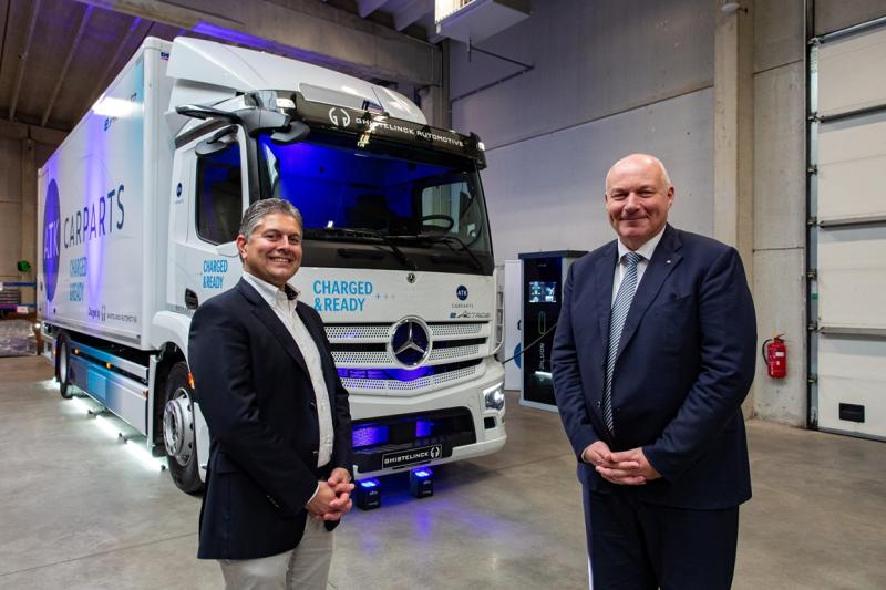 Ghistelinck levert eerste elektrische vrachtwagen Kris Buyck en Vincent Yserbyt