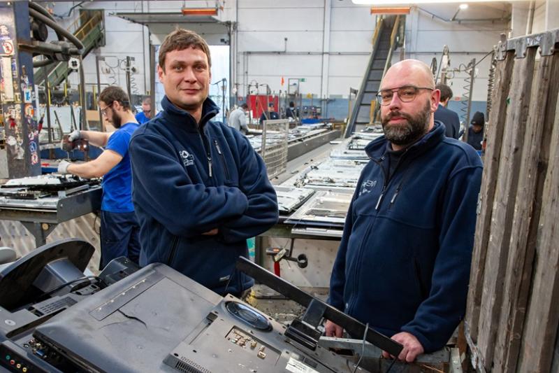 ’t Veer creëert nieuwe demontagelijnen voor beeldschermen Kris Hemeryck en Tom Lievens