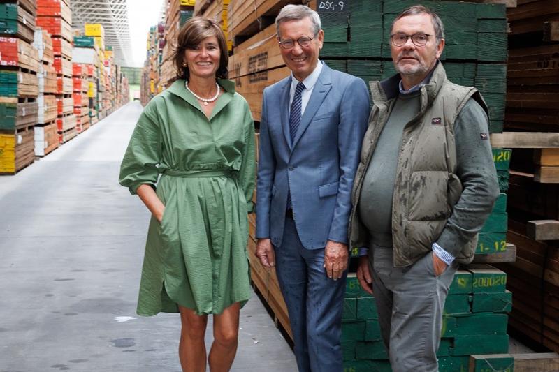 Vandecasteele Houtimport maakt werk van duurzaam ondernemen Geneviève Standaert, Stefaan Vandecasteele en Jan Vandaele.