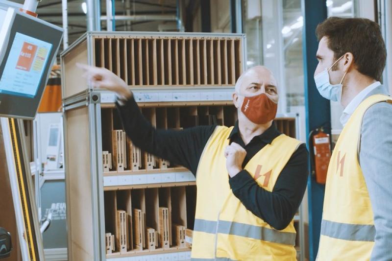 Peter Van Hoecke en Dieter Somers op wandel in de gedigitaliseerde fabriekshal van Van Hoecke NV