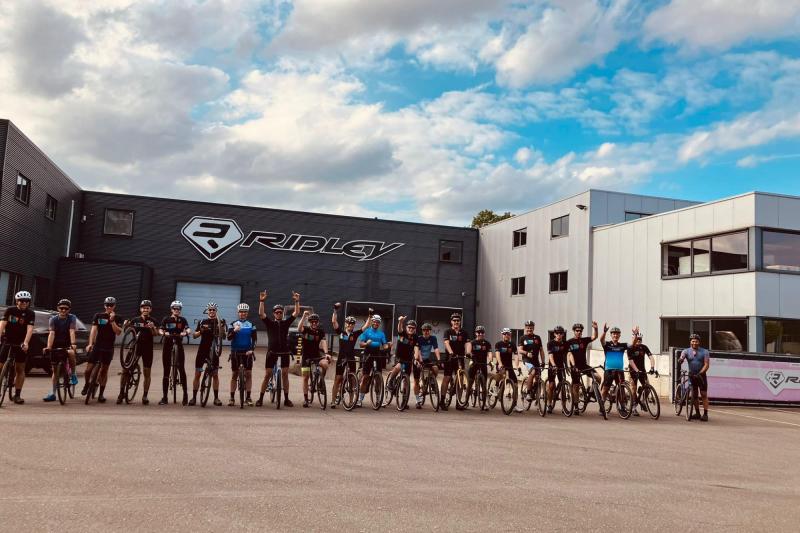 Onze fietsers konden de nieuwste gravelfietsen van Ridley uittesten voor een begeleide gravelride van 50 kilometer. Het was een heel fijne ervaring. Nadien kregen we nog een blik achter de schermen bij het magazijn van Ridley. we sloten af met een fiet