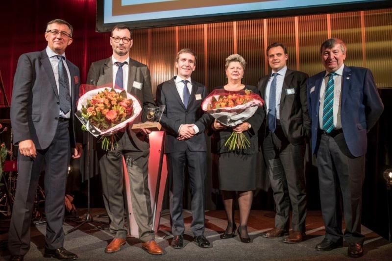 Van links naar rechts ziet u Dirk Bulteel, Stefan Stremersch, Geert Schotte, Mia Van Weddingen, Philippe De Backer en Luc De Ryck