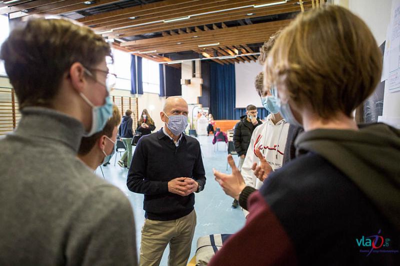 Ondernemer in gesprek met leerlingen tijdens Ondernemers voor de Klas Vlajo