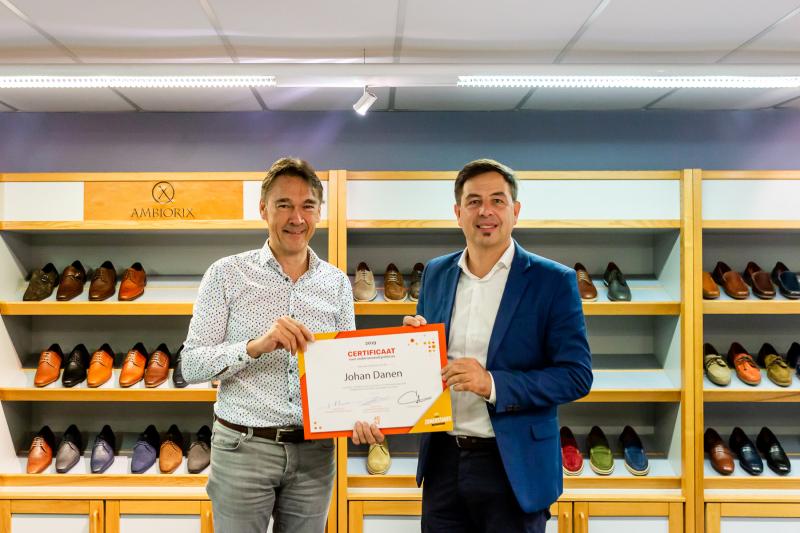 Peter Vavedin, gedelegeerd bestuurder Ambiorix, overhandigt het diploma aan Johan Danen.