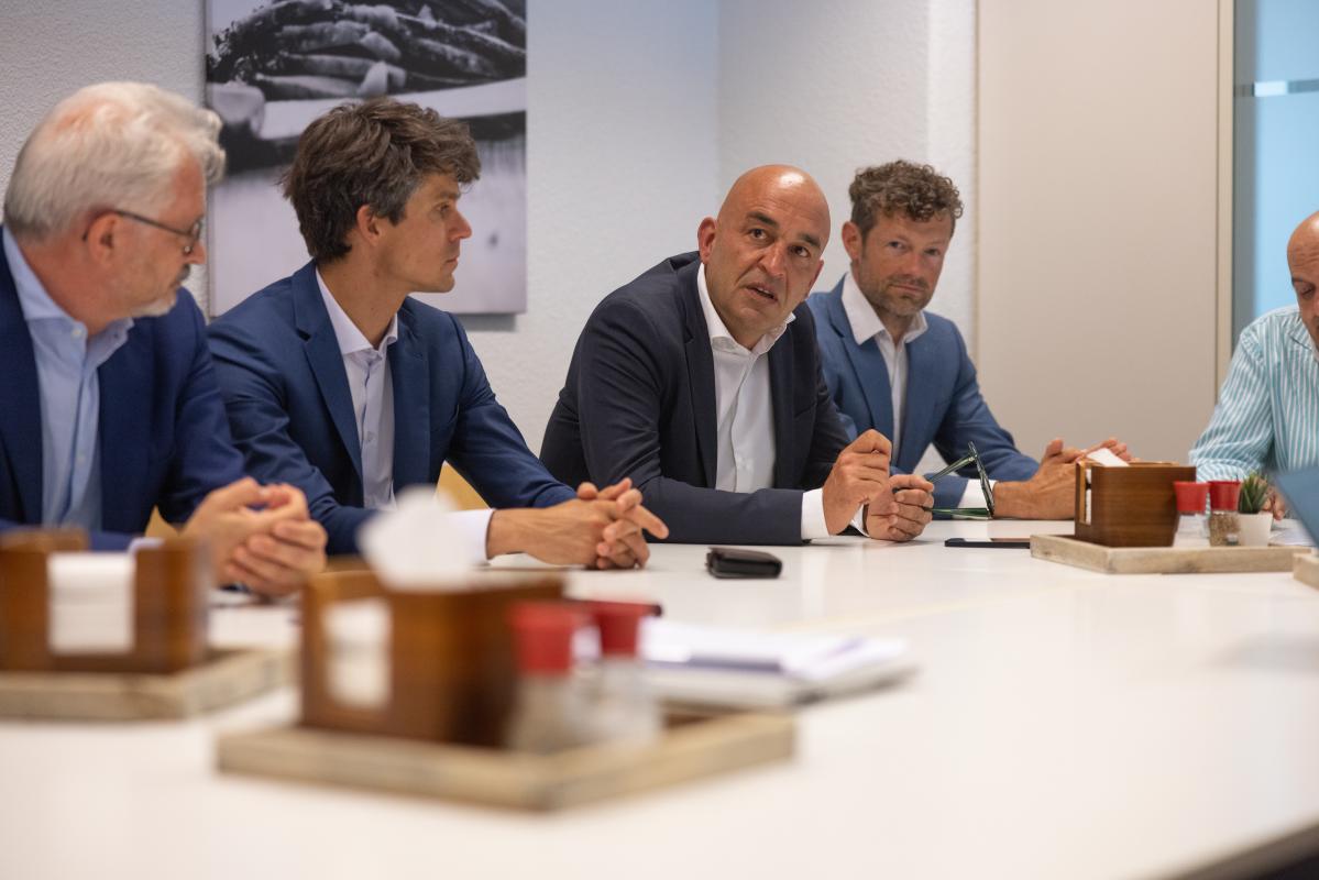 Ministers rond tafel met gedelegeerd bestuurder